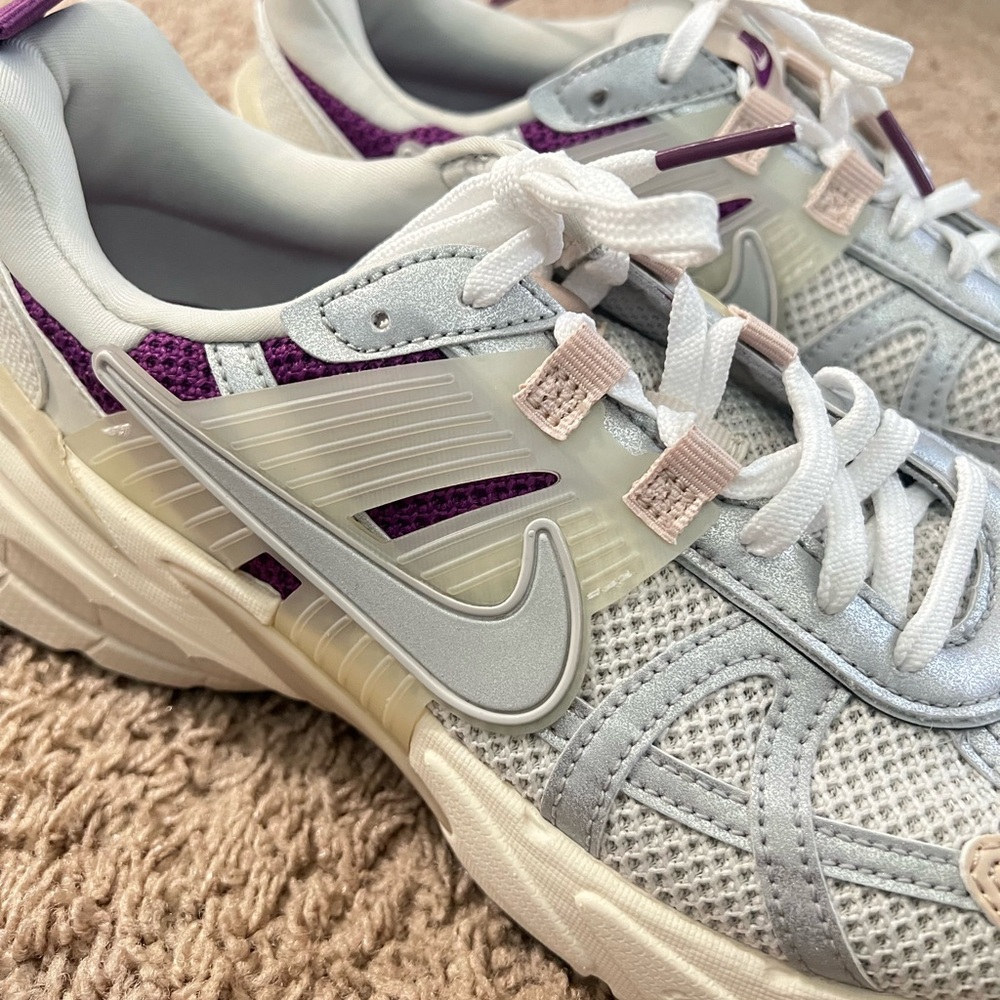 NEW Nike V2K sneakers - Picture 2 of 5